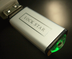 USBキーLEDランプ点灯時の斜めからの写真